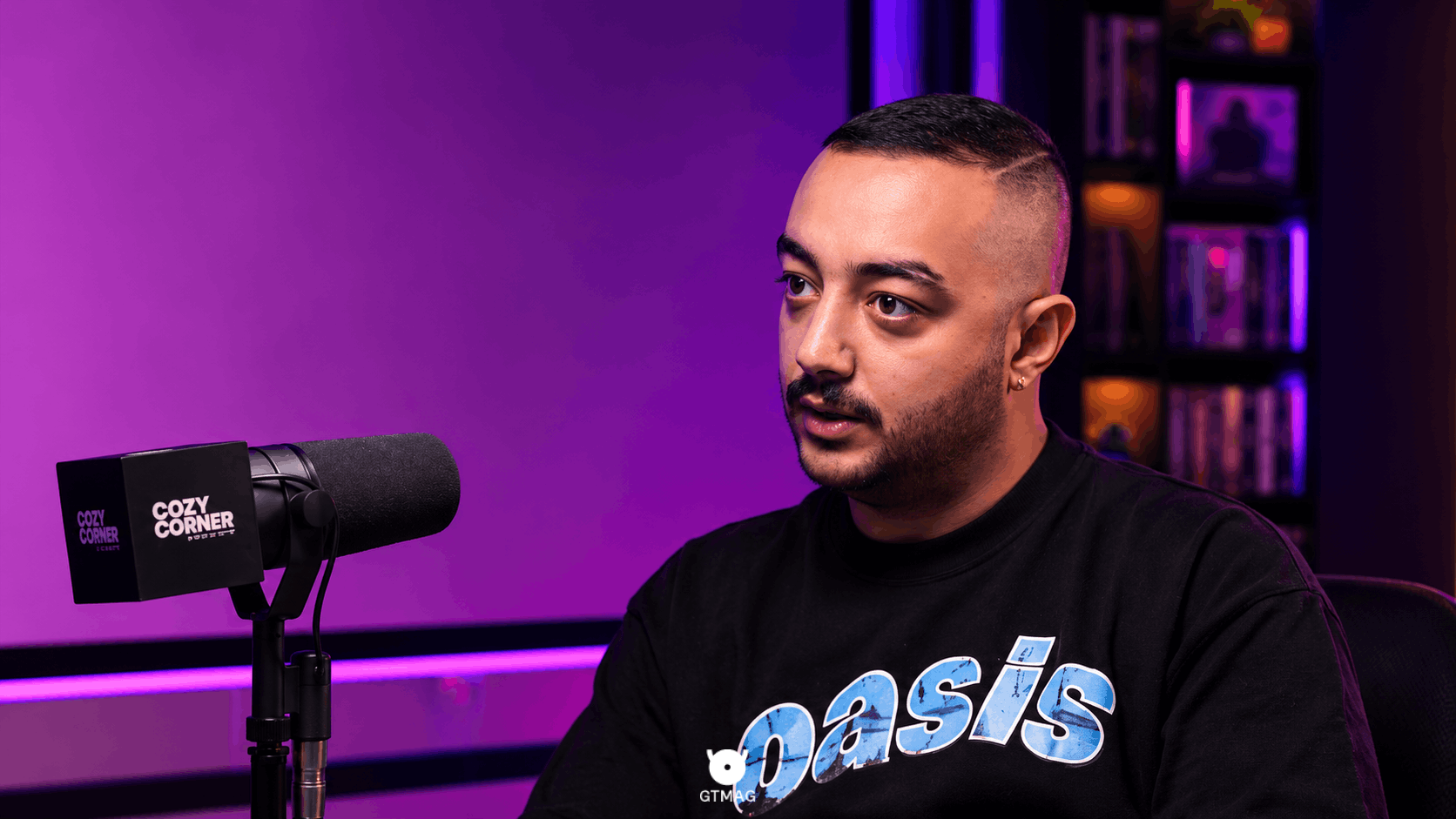 سام حسابی چسبیده به متای شوترهای تاکتیکال و تبدیل شده به یه پلیر ترایهارد (Tryhard) تو CS:GO و CS2. استریمهای این روزاش پر از تمرکز، هدشاتهای کلین و کلکلهای سنگین تو سرورهای کانتره
