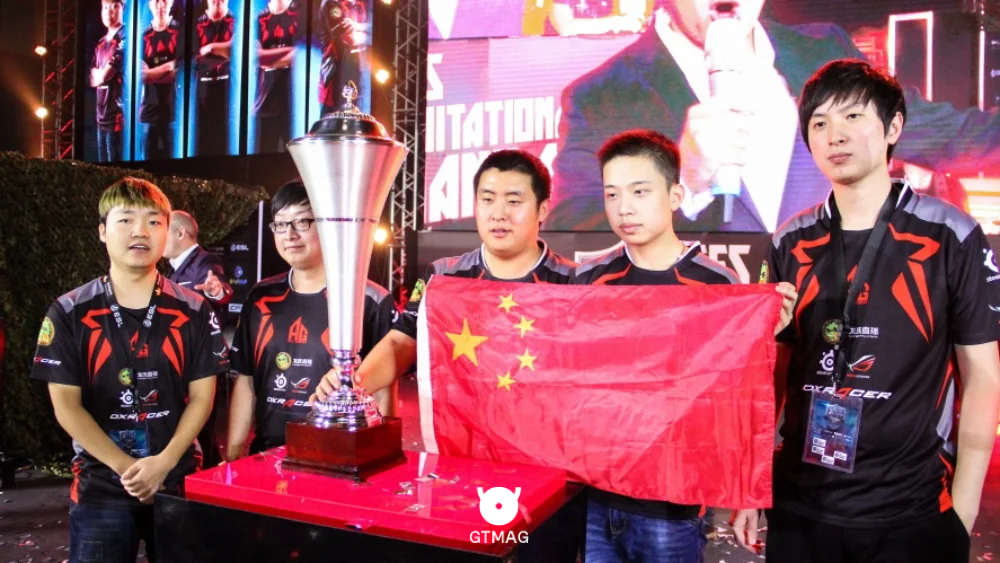 رقابتهای لیگ KPL (King Pro League) بزرگترین لیگ ایاسپورت موبایلی دنیاست و AG تو این لیگ حکمرانی میکنه. اونا نه تنها قهرمانیهای متعدد و جامهای جهانی این رشته رو بالای سر بردن، بلکه ستارههایی مثل Yinuo رو به محبوبترین ورزشکارهای الکترونیک چین تبدیل کردن