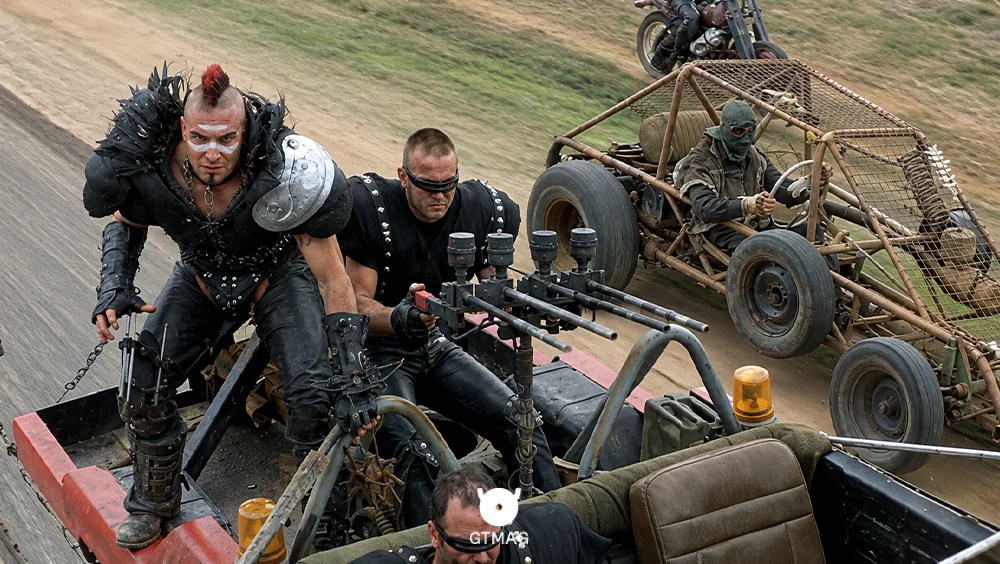 2. مد مکس 2: جنگجوی جاده (Mad Max 2: The Road Warrior) - معرفی بهترین فیلمهای سینمایی پساآخرالزمانی برای گیمرها