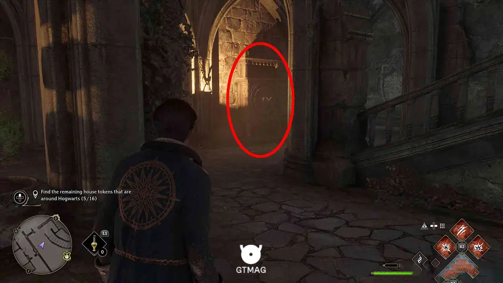 House Token شماره 5 - The Grand Staircase > Quad Courtyard - تمام مکان&zwnj;های House Token در Hogwarts Legacy