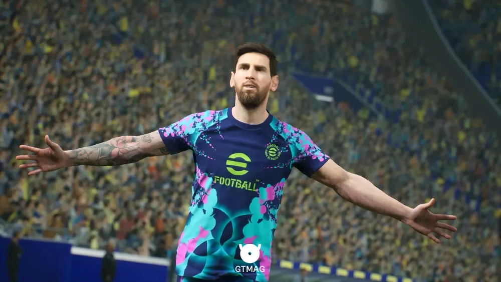 شرکت کونامی چند سال پیش کلاً ساختار این فرانچایز رو زیرورو کرد؛ اسم PES رو به eFootball تغییر داد و بازی رو برد سمت الگوی رایگان (Free-to-play) تا بیشتر روی بخش&zwnj;های آنلاین، پایداری سرورها و کراس&zwnj;پلتفرم تمرکز کنه