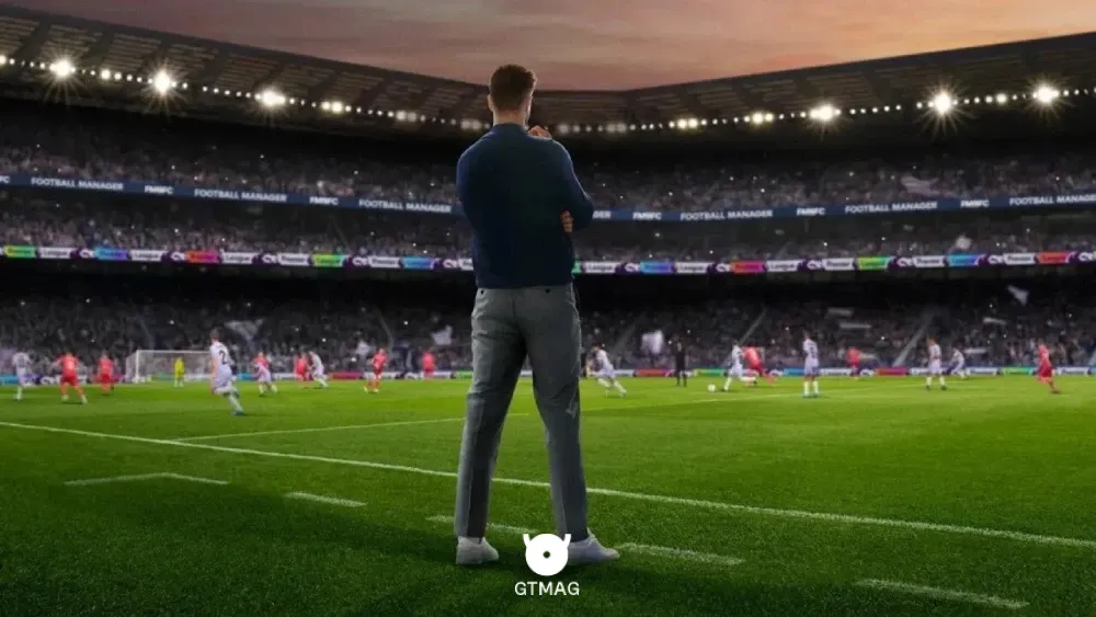 تکلیف Football Manager کلاً با تمام بازی&zwnj;های فوتبالی دنیا فرق داره. تو این بازی اصلاً خبری از دسته، دریبل زدن، شوت زدن یا کنترل مستقیم بازیکنا داخل زمین نیست. تو این عنوان تو رسماً می&zwnj;شینی پشت میز مدیریت و سرمربی&zwnj;گری یک باشگاه و صفر تا صد یک امپراتوری فوتبالی رو کنترل می&zwnj;کنی. از خریدهای جنجالی تو پنجره نقل&zwnj;وانتقالات، چانه&zwnj;زنی با ایجنت&zwnj;های بدقلق و کشف استعدادهای جوان تو دورافتاده&zwnj;ترین نقاط دنیا گرفته تا تنظیم دقیق جلسات تمرینی، انتخاب تاکتیک&zwnj;های پیچیده و پاسخ به پرسش&zwnj;های روی اعصاب خبرنگارها بعد از باخت&zwnj;های خانگی!