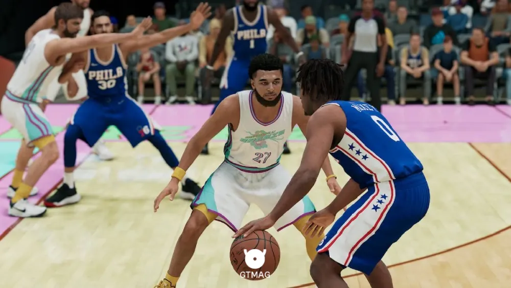 سری NBA 2K از استودیوی ویژوال کانسپت، سال&zwnj;هاست که نه&zwnj;تنها بهترین شبیه&zwnj;ساز بسکتبال، بلکه یکی از شاهکارهای فنی کل صنعت گیم به شمار میره. وقتی بازی رو روشن می&zwnj;کنی، سطح گرافیک، نورپردازی کف سالن، انیمیشن&zwnj;های صدم&zwnj;ثانیه&zwnj;ای بازیکنا و گزارش زنده انقدر طبیعیه که اگه کسی از دور نگاه کنه، واقعاً فکر می&zwnj;کنه داری مسابقه واقعی NBA رو از شبکه تلویزیونی می&zwnj;بینی. جزییات حرکتی بازیکنا از موشن&zwnj;های اختصاصی دریبل&zwnj;زنی گرفته تا انیمیشن پرتاب&zwnj;های سه امتیازی، دقیقاً مثل واقعیته.