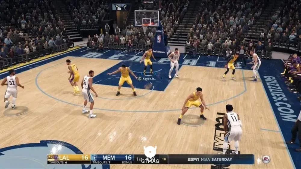 سری NBA Live ساخت الکترونیک آرتز، رقیب دیرینه و قدرتمند سری 2K تو دهه نود و دو هزار بود. با اینکه این مجموعه چند ساله تو سکوت خبری فرو رفته و نسخه&zwnj;ی جدیدی ازش منتشر نشده، اما خاطرات بسیار جذابی برای گیمرهای قدیمی بسکتبال رقم زده. سیاست EA تو این سری بیشتر ارائه یک گیم&zwnj;پلی سرراست&zwnj;تر، سریع&zwnj;تر و کم&zwnj;دردسرتر بود تا گیمرهای تازه&zwnj;کار بدون درگیر شدن با سیستم&zwnj;های سخت کنترل، بتونند سریع وارد بازی بشن و دانک&zwnj;های خفن بزنند.