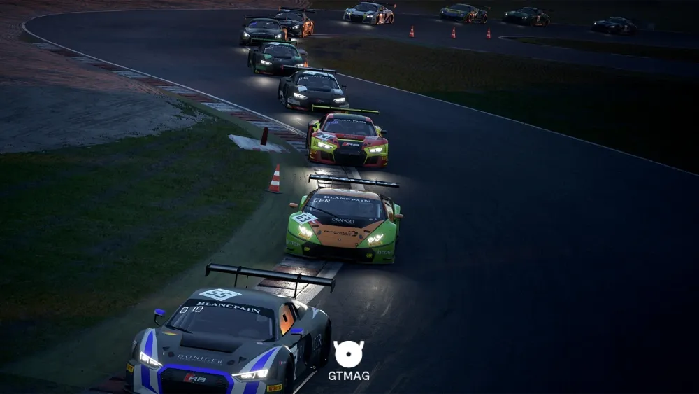 بازی Assetto Corsa و نسخه تخصصی&zwnj;تر اون یعنی Competizione (که روی مسابقات رده GT تمرکز داره)، بهشت واقعی سیم&zwnj;ریسرها و عشق&zwnj;ماشین&zwnj;های هاردکوره. این بازی اصلاً رحمی به گیمر نداره و هیچ کمک&zwnj;راننده یا سیستم آرکیدی توش نیست. فیزیک تعلیق ماشین، انحراف شاسی، دمای لاستیک&zwnj;ها و بازخورد فرمان&zwnj;های حرفه&zwnj;ای (Force Feedback) تو بالاترین لول فنی ممکن تو صنعت گیم قرار داره.