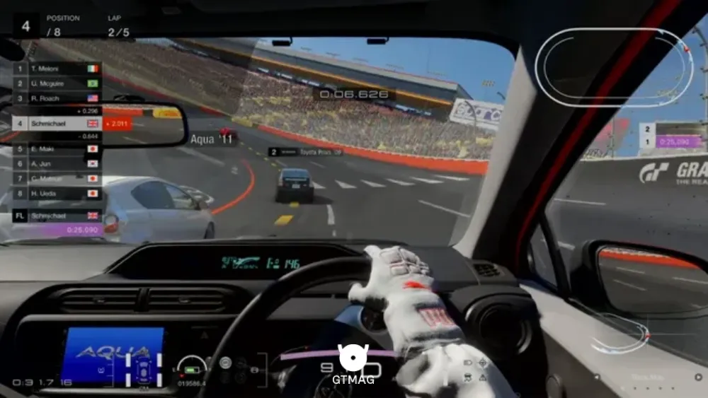انحصاری افسانه&zwnj;ای و پرچمدار پلی&zwnj;استیشن یعنی Gran Turismo، عشق به خودرو و تاریخ خودروسازی رو معنا کرده. این بازی با سیستم گواهینامه&zwnj;گرفتن (License) معروفش به گیمرها یاد میده که چطور مثل یک راننده حرفه&zwnj;ای ترمز بگیرند، لاین مناسب پیست رو پیدا کنند و تعادل ماشین رو تو پیچ&zwnj;های تند حفظ نمایند.