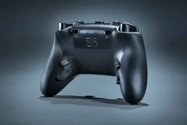 Razer Raiju V3 Pro تصویری از نمای پشت دسته