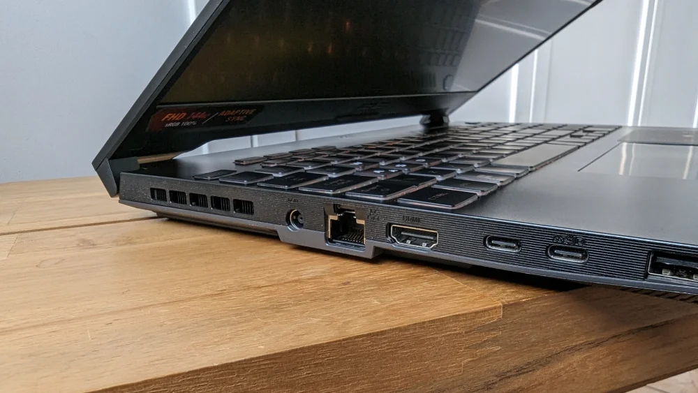 نمای نزدیک از پورت‌های سمت چپ لپ‌تاپ Asus TUF F15 شامل پورت شبکه LAN، خروجی HDMI و تاندربولت