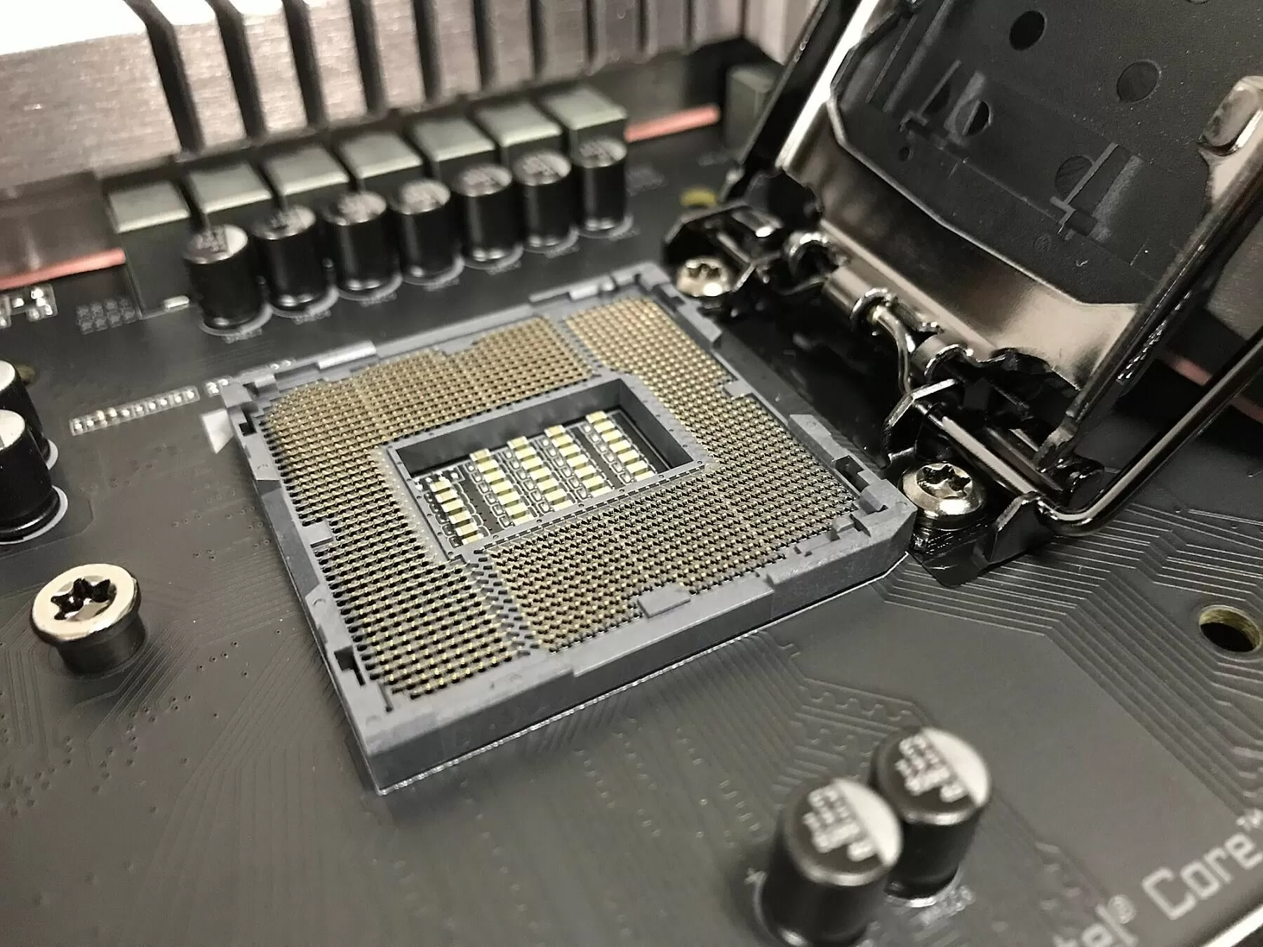 نمای نزدیک از سوکت LGA 1700 روی مادربرد با پین‌های طلایی مناسب برای ارتقا به پردازنده‌های نسل 13 و 14 اینتل