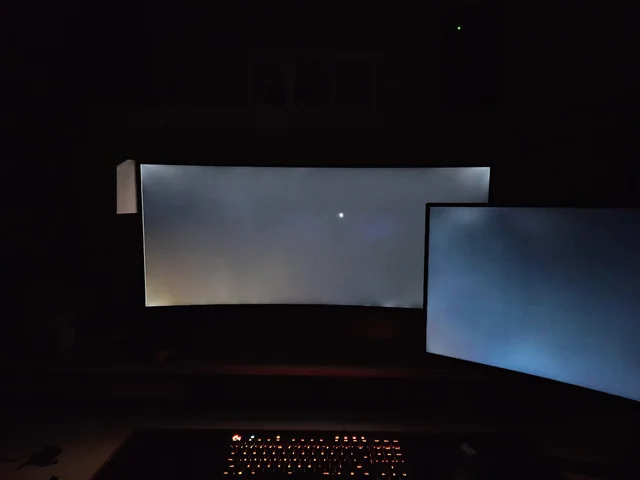 تست نشت نور (IPS Glow) و کنتراست رنگ مشکی در مانیتور گیمینگ در اتاق تاریک