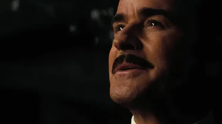 تصویری از جاستین ترو (Justin Theroux) در نقش رابرت هاوس (Mr. House) در فصل دوم سریال Fallout