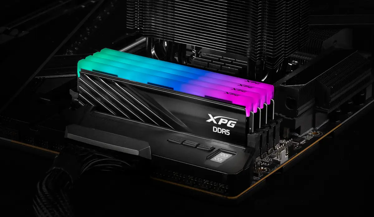 ماژول‌های رم گیمینگ XPG مدل DDR5 با نورپردازی RGB نصب شده روی مادربرد
